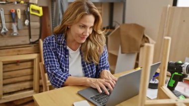 Marangozluk işinde başarıyı kutlayan heyecanlı genç Latin kadın, kazananın neşeli bir çığlıkla kazandığı jest, tek kelimeyle güzel.!