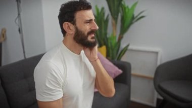 Yakışıklı, orta yaşlı, ağrıyan dişlerine dokunan diş hastalığından dolayı acı çeken bir adam.