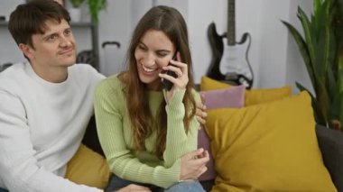 Sıradan bir çift kanepede gülümsüyor ve sarılıyor. Bu arada kadınlar evlerinde akıllı telefondan sohbet ediyorlar..