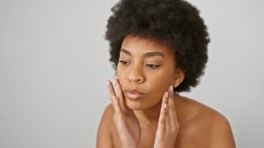 Beyaz arka planda kıvırcık saçlı güzel bir kadının portresi, nazikçe yüzüne dokunuyor..