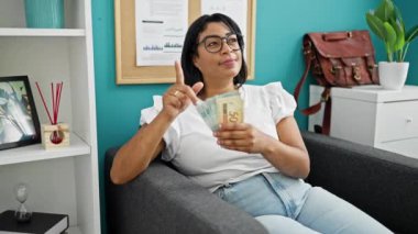 Modern ofiste oturan İspanyol kadın avroyu inceliyor