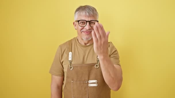 Drzý Šedovlasý Muž Středního Věku Brýlích Sebevědomě Usmál Zakrývající Jedno — Stock video