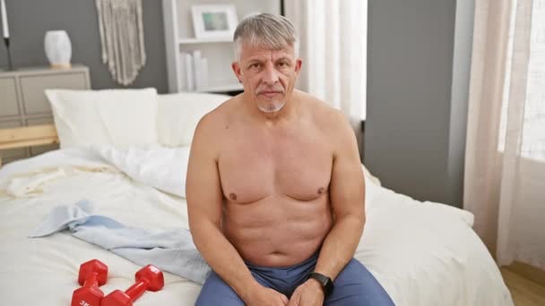 Hombre Mediana Edad Pelo Gris Sin Camisa Dormitorio Golpea Cabeza — Vídeo de stock