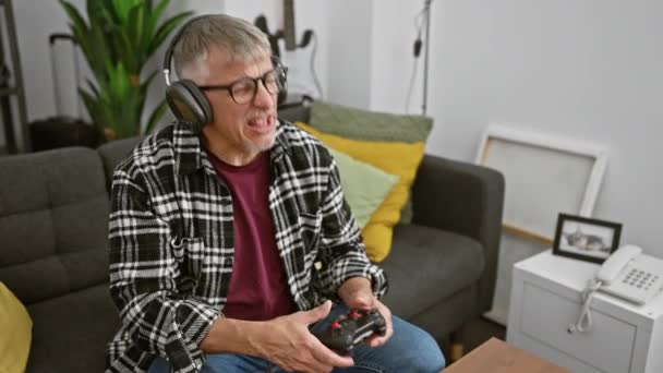 Ein Mann Mittleren Alters Spielt Seinem Gemütlichen Wohnzimmer Ein Videospiel — Stockvideo