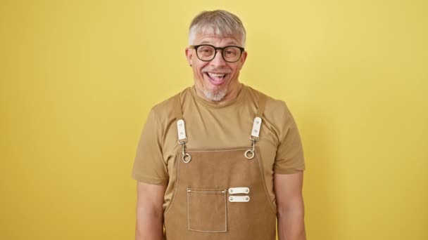 Šílená Zábava Šedovlasý Muž Středního Věku Brýlích Zástěře Komickým Pohybem — Stock video