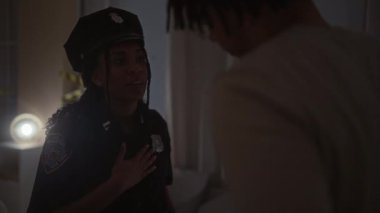 NYPD 'den bir kadın polis içeride bir siville görüşüyor. Kanun, düzen ve sivil etkileşimi simgeliyor..