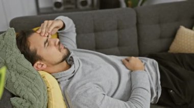 İspanyol adam baş ağrısını hafifletiyor.