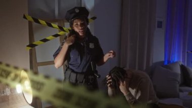 Sıkıntılı bir adam içeride oturuyor. Polis telsizinden iletişim kuruyor. Etrafı olay yeri bantlarıyla çevrili.