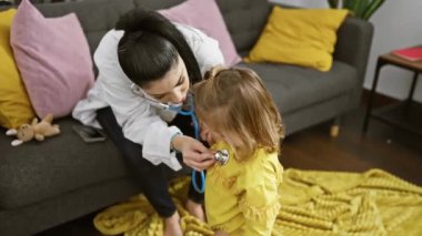 Bir kadın, sıcak bir oturma odasında bir kızla doktorculuk oynuyor. Aile sağlığı eğitimini simgeliyor..