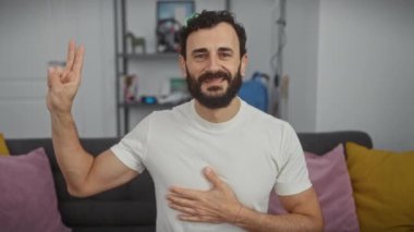 Evde, yakışıklı, orta yaşlı bir adam içtenlikle yemin ediyor. Beyaz bir tişört giyiyor, elini göğsüne koyuyor, parmaklarını kaldırıp sadakat yemini ediyor..
