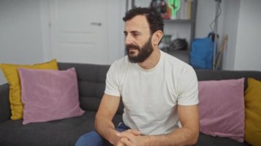 Tüh! Beyaz tişörtlü orta yaşlı bir adam evde tokat attı, aptalca bir hata yaptığına pişman oldu. Hayal kırıklığına uğradı, unuttu, hafıza hatasını fark etti. Kapalı alan hatası strese neden olur..
