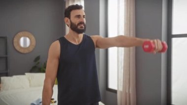 Modern bir yatak odasında esneyen orta yaşlı sakallı bir adam.