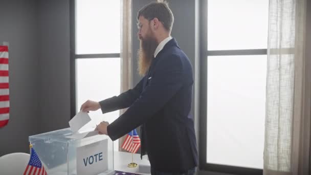 Uomo Barbuto Giacca Cravatta Getta Suo Voto Una Cabina Elettorale — Video Stock