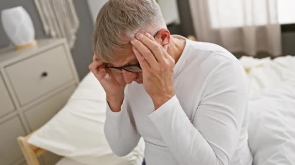 Stresli Orta Yaşlı Kır Saçlı Yatak Odasında Başı Çatlayan Migrenden — Stok video