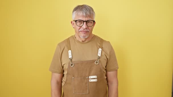 Besorgter Grauhaariger Mann Mittleren Alters Brille Und Schürze Armbanduhr Prüfend — Stockvideo