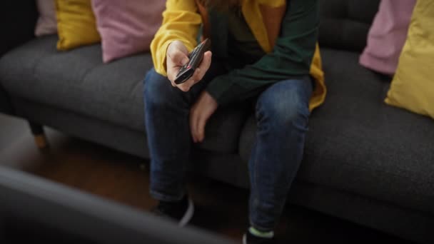 Homme Tenant Télécommande Intérieur Sur Canapé Avec Des Oreillers Colorés — Video