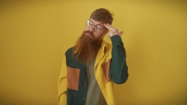 Mladý Zrzavý Muž Depresi Brýlemi Košili Stojící Nad Žlutou Naaranžovanou — Stock video