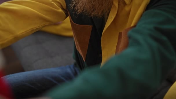 Красивый Рыжий Бородатый Мужчина Держит Красную Подарочную Коробку Луком Городской — стоковое видео