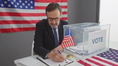 Olgun sakallı adam Amerikan seçimlerinde oy veriyor, kapalı alanda bizimle birlikte bayrak sallıyor..