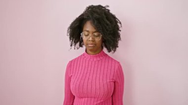 Gözlüklü güzel Afro-Amerikalı kadın, umutsuzca ayakta, aşağıya bakıyor, hüzünlü bir ifadeyle yönü gösteriyor. Üzgün, depresif, mutsuz görünüyor..