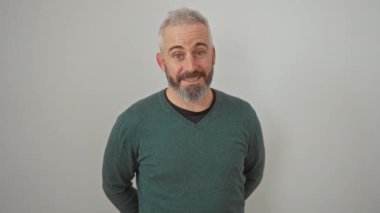 Küstah, göz kırpan genç adam rahat bir süveterin içinde neşeli bir gülümseme sergiliyor. Bu neşeli adamın eğlenceli ve doğal bir cazibesi var! Gıcır gıcır beyaz bir arka planda izole edilmiş, pozitifliğin somutlaşmış hali.!