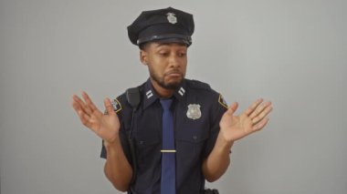 Öfkeli Afro-Amerikan polisi yüksek sesle bağırıyor, el pençe divan, hayal kırıklığıyla iletişim kuruyor, izole edilmiş beyaz arka plan.