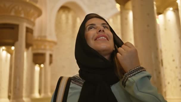 Mujer Sonriente Hijab Admirando Intrincada Arquitectura Mezquita Abu Dhabi Durante — Vídeo de stock