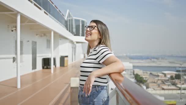 Lächelnde Frau Entspannt Auf Einem Kreuzfahrtschiff Deck Und Genießt Ihren — Stockvideo
