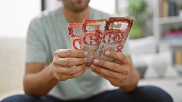 Jovem Hispânico Absorvido Contagem Pilhas Nova Zelândia Dólares Seu Sofá — Vídeo de Stock