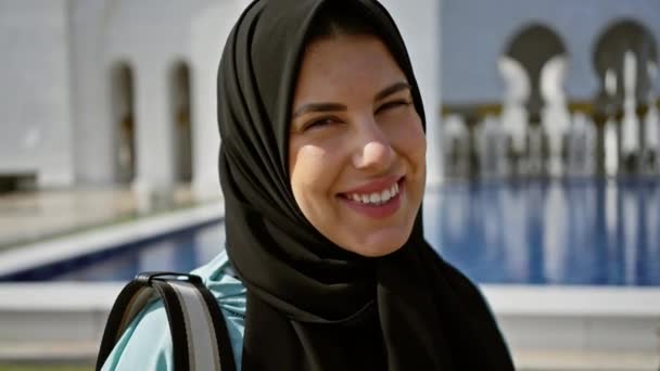 Una Mujer Sonriente Hijab Una Mezquita Islámica Que Muestra Arquitectura — Vídeo de stock
