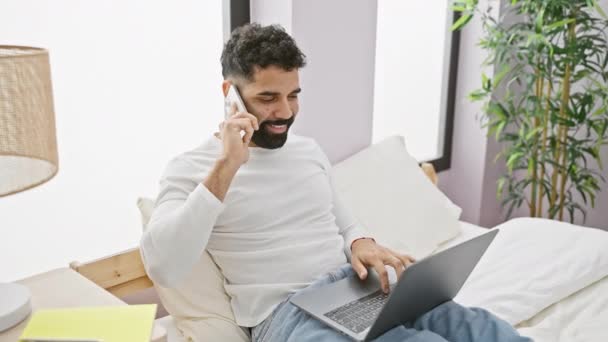 Radosny Brodaty Mężczyzna Pomocą Laptopa Rozmowy Telefonicznej Podczas Siedzenia Nowoczesnej — Wideo stockowe