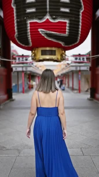 Mulher Hispânica Alegre Óculos Encantado Por Lanterna Asiática Colossal Templo — Vídeo de Stock