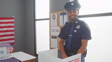 Gülümseyen bir erkek polis memuru, Amerikan bayrakları ve 