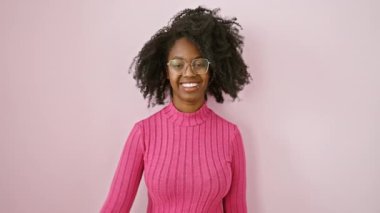Gözlüklü neşeli Afro-Amerikalı kadın başarılı bir 