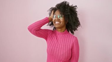 Afro-Amerikalı kendinden emin bir kadın doğal bir cazibe yayıyor, gülüyor, göz alıcı bir gülümseme ve gözlüklerle yan profilde duruyor.