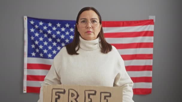 Middle Aged Woman Stands Indoors Holding Free Speech Sign American — Stock Video