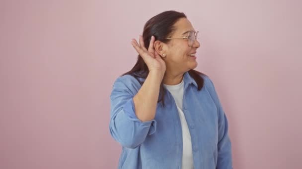 Charmante Spaanse Vrouw Van Middelbare Leeftijd Een Bril Speels Luisterend — Stockvideo