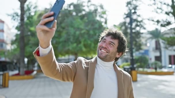 Glada Man Tar Selfie Utomhus Solig Park Med Träd Och — Stockvideo