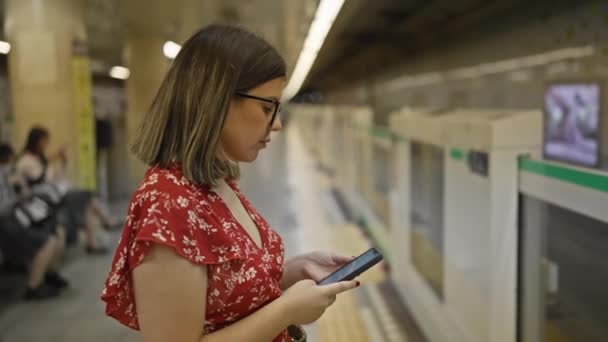 Lenyűgöző Spanyol Szemüvegben Metróállomáson Áll Várja Metró Útját Teletömve Telefonjával — Stock videók
