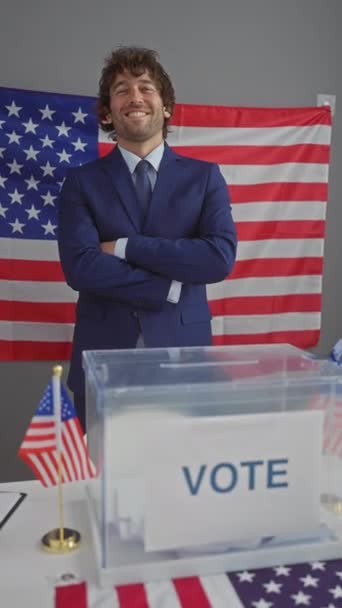 Usměvavý Mladý Muž Zkříženýma Rukama Stojící Před Americkou Vlajkou Hlasovacím — Stock video