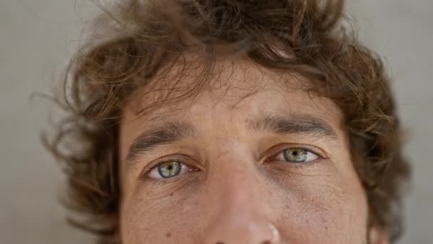 Close Portret Van Een Jonge Spaanse Man Met Krullend Haar — Stockvideo