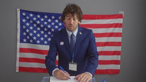 Joven Con Traje Azul Votando Centro Electoral Interior Americano Con — Vídeos de Stock