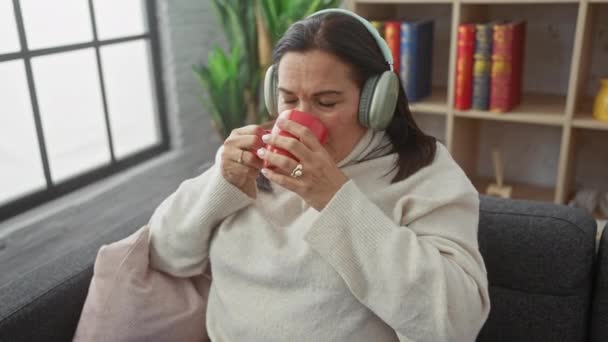 Orta Yaşlı Bir Kadın Evde Kahvesini Içerken Rahat Bir Oturma — Stok video