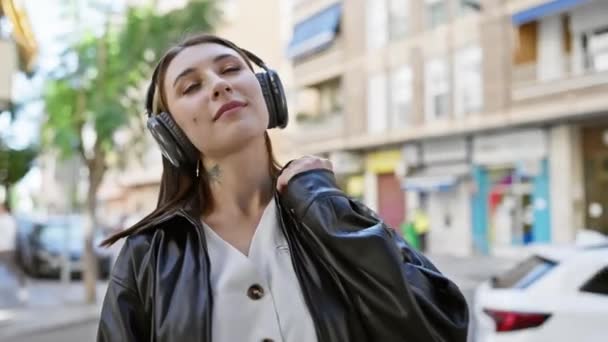 Jeune Femme Jouissant Musique Avec Écouteurs Dans Une Rue Ville — Video