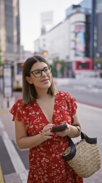 Tętniących Życiem Ulicach Tokio Piękna Latynoska Dziewczyna Okularach Doświadczona Technologicznie — Wideo stockowe