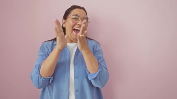 Freudige Hispanische Frau Mittleren Alters Die Gewinnt Aufgeregt Den Erfolg — Stockvideo