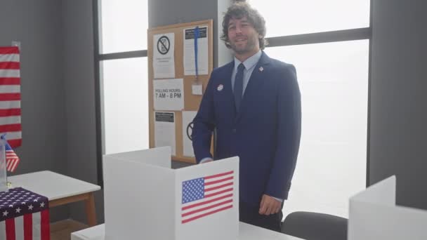 Ένας Χαρούμενος Άντρας Γενειάδα Δείχνει Δάχτυλά Του Ένα Αμερικανικό Εκλογικό — Αρχείο Βίντεο