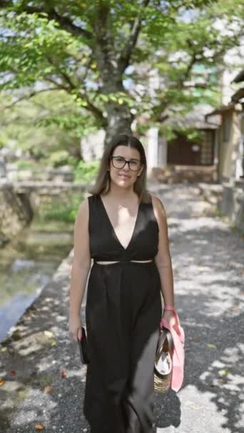 Joie Inoubliable Dans Kyoto Une Femme Confiante Insouciante Belle Hispanique — Video