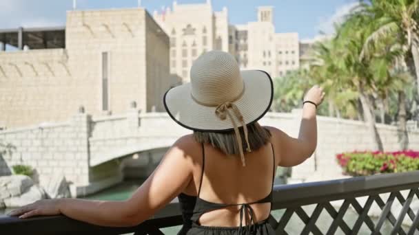 Uma Mulher Turística Desfruta Vista Souk Madinat Jumeirah Dubai Vestindo — Vídeo de Stock