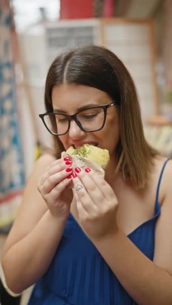 Потрясающая Латиноамериканка Очках Наслаждается Традиционной Японской Сковородкой Карри Накамисе Токио — стоковое видео